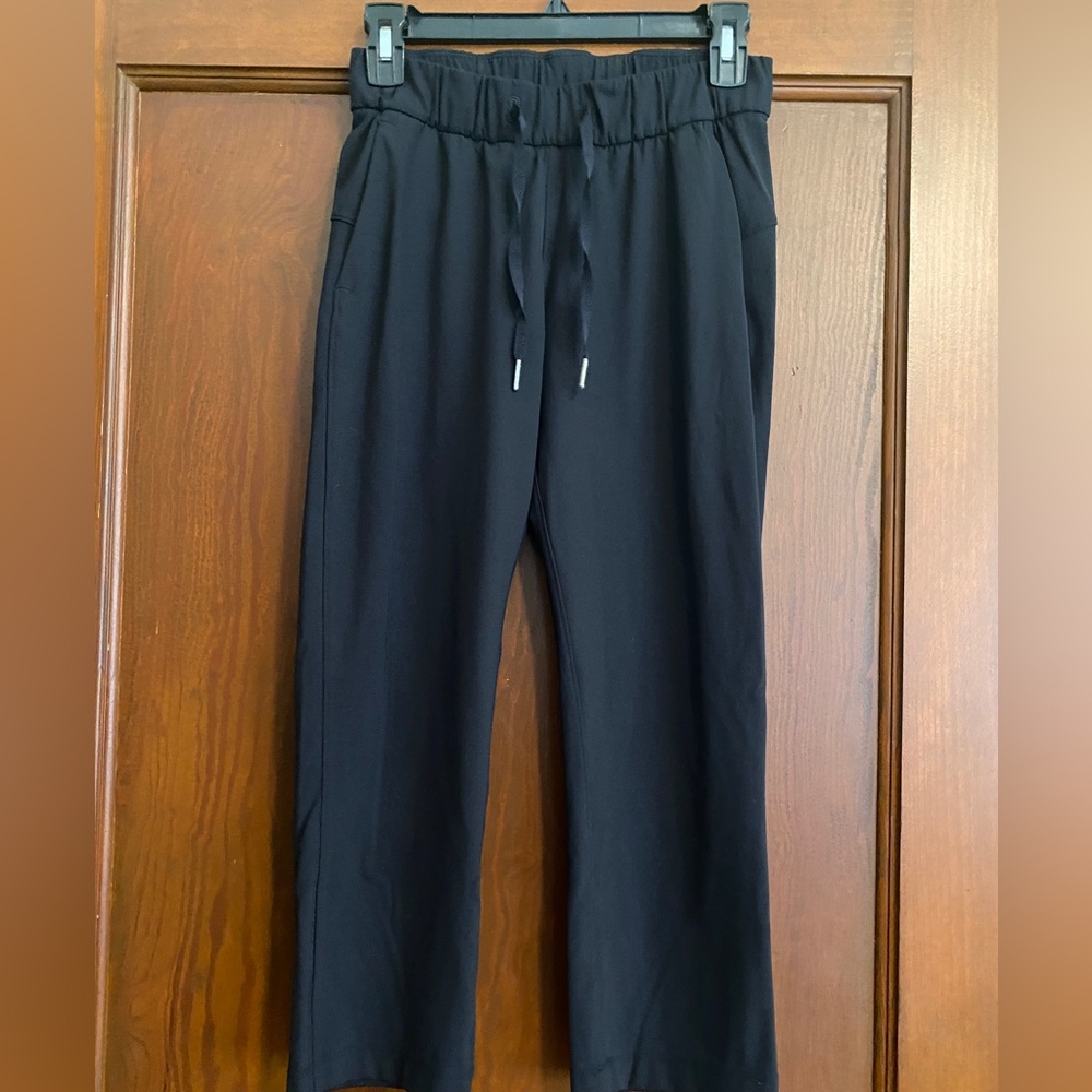 Women’s Lululemon High-Rise Cropped Pant. Size 4. Black. Excellent Condition.